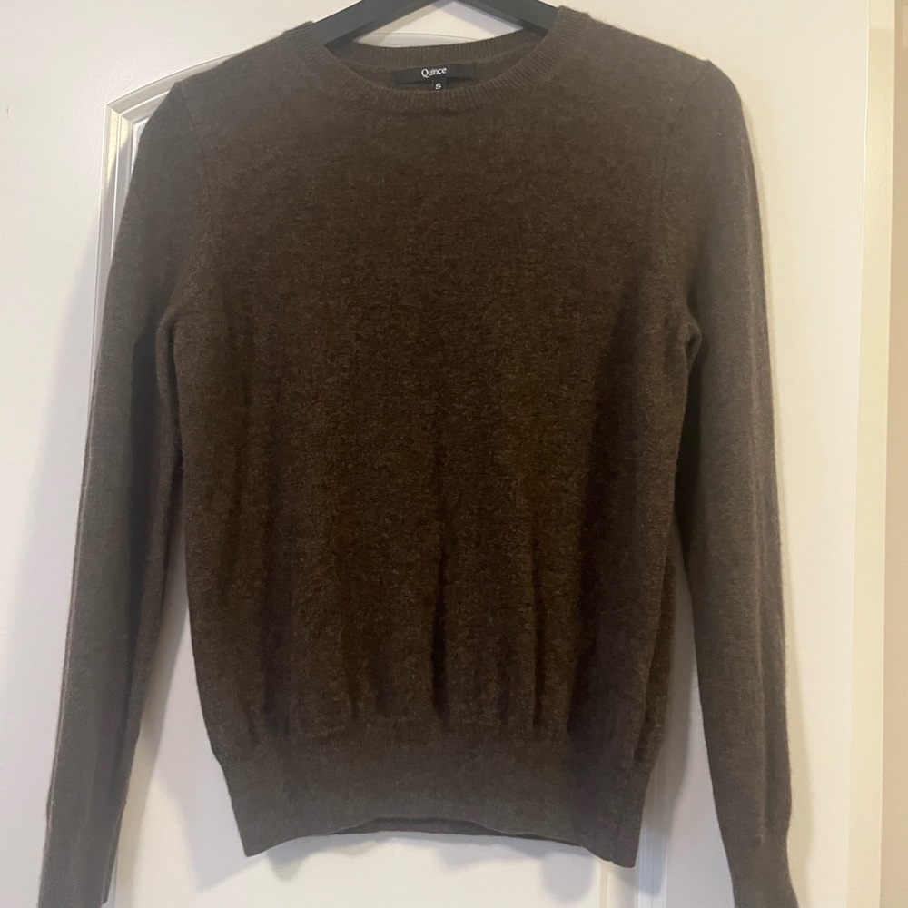 Quince Mongolian Cashmere Crewneck Sweater is brown SIZE SMALL. EUC